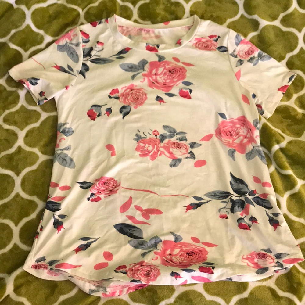 Rue 21 floral T 🌸•🌸